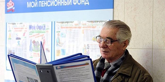 Starszy mężczyzna studiuje dokumenty