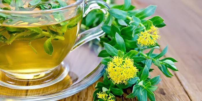Pohár s vývarom a kvetmi Rhodiola rosea