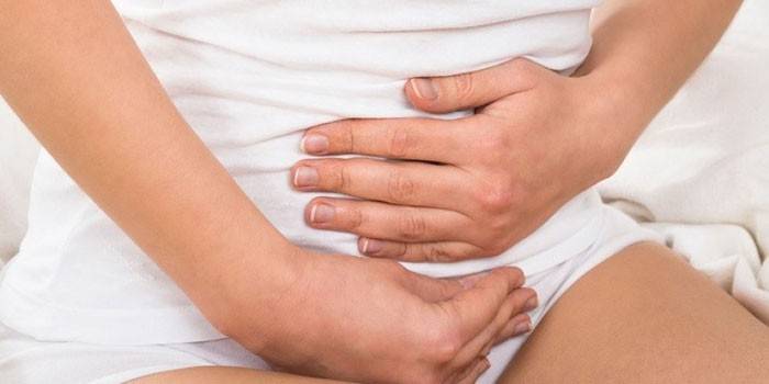 Mujer toma las manos para bajar el abdomen