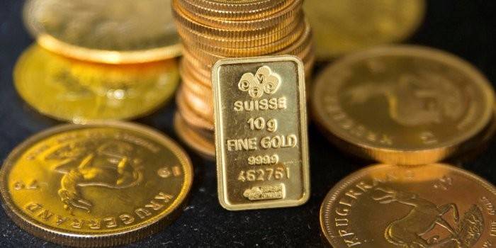 Moedas de ouro e barra de ouro