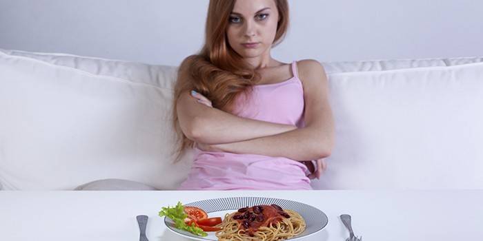Mujer sentada en un sofá