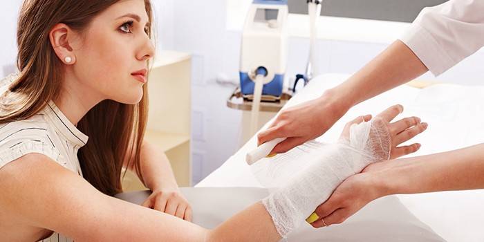 Menina, bandage, dela, mão