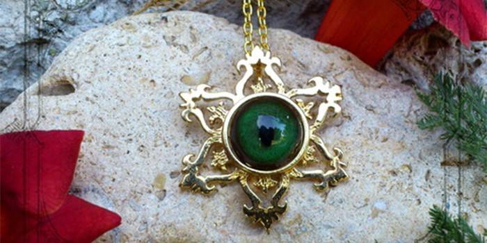 Kamienny amulet z kocim okiem