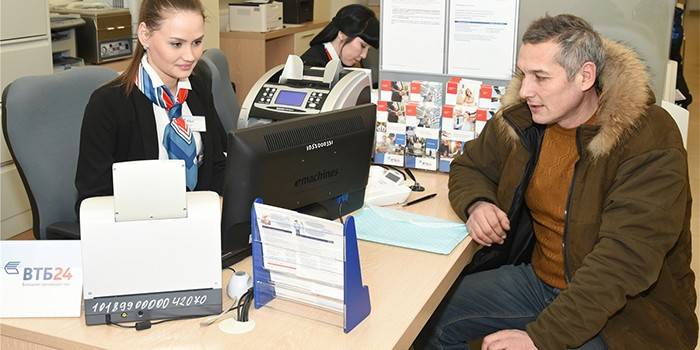Un hombre en una sucursal bancaria VTB24