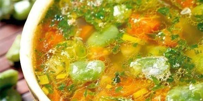 Prato com sopa de caldo de galinha