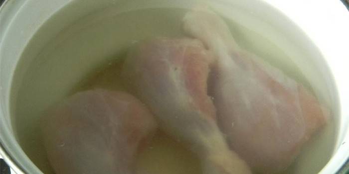 Coxinhas de frango em uma panela com água