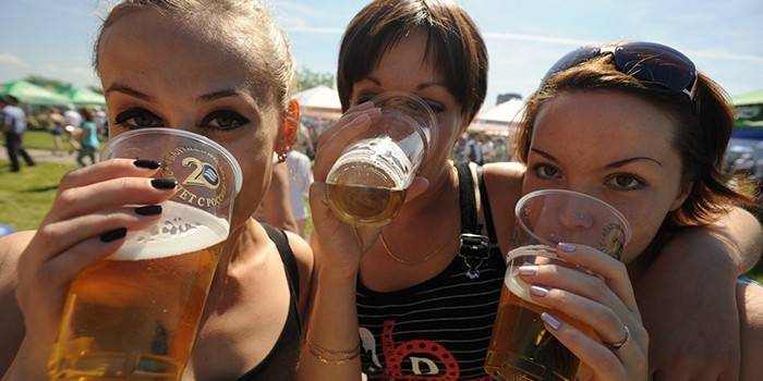 Meninas bebem cerveja