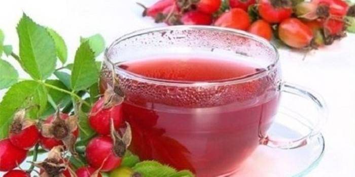 Taça com caldo e bagas de espinheiro e rosa mosqueta