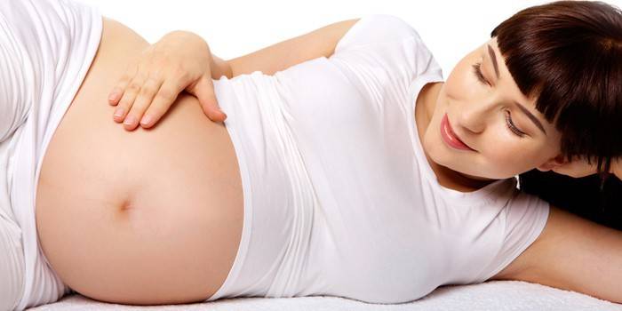 Mulher grávida, afagar, barriga