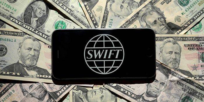 Smartfon z szybkim logo na ekranie i dolarach