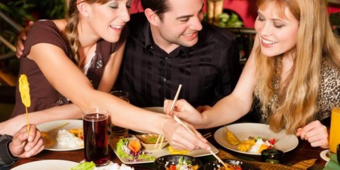 Jovens comem em um restaurante