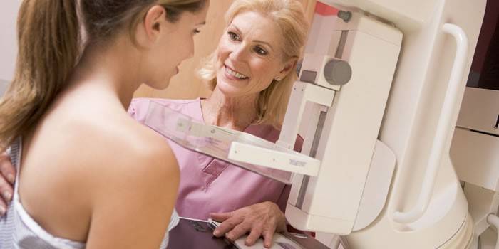 Mammogram wykonuje się na dziewczynie