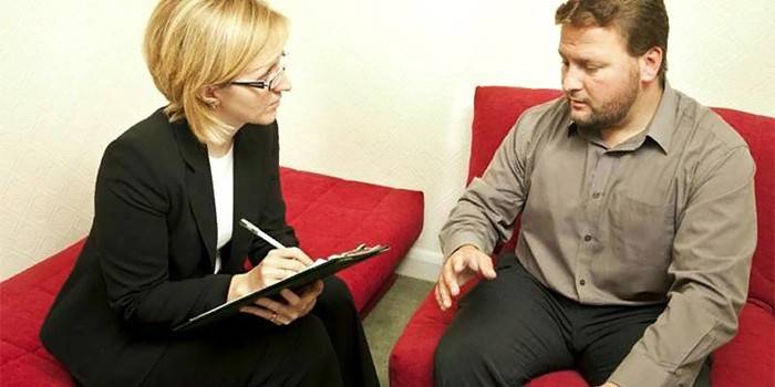Um homem na consulta de um psiquiatra