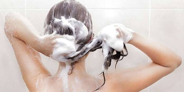 Mujer lava el cabello