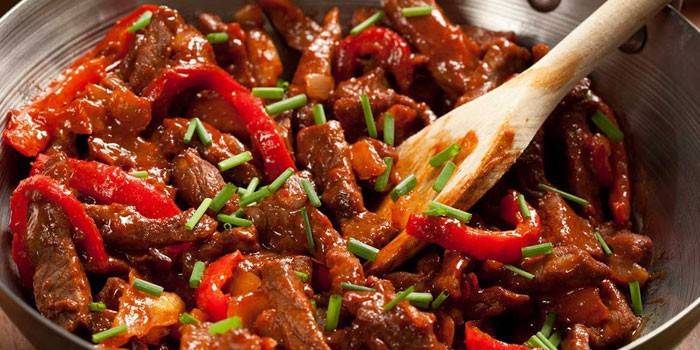 Carne assada com cebola verde e pimentão