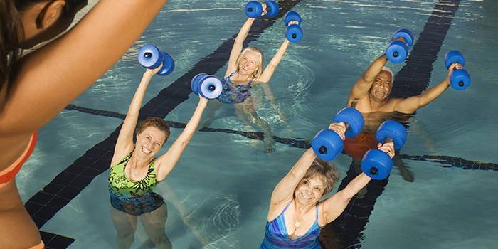 Entrenamiento con pesas en el agua