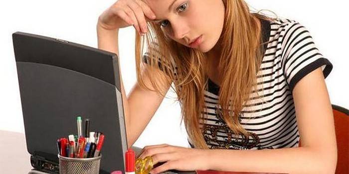 Menina no laptop