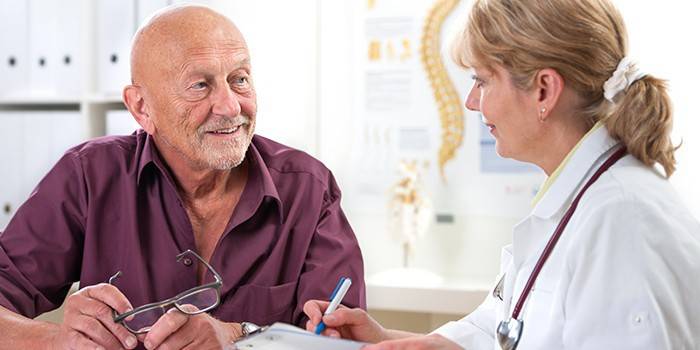 Médico aconselha um homem idoso