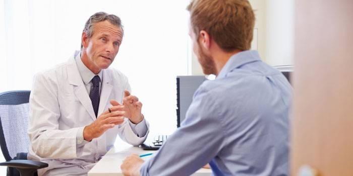 Homem na consulta do médico