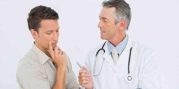 O médico aconselha o paciente