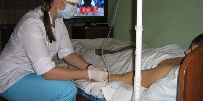 Enfermera dejando caer a un hombre