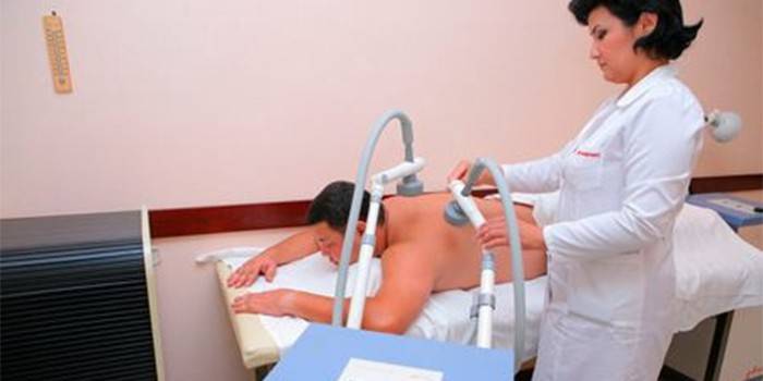 El médico realiza al paciente un procedimiento UHF