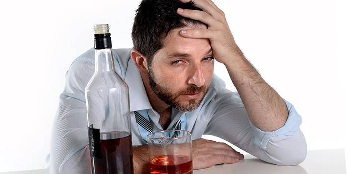 Opitý muž a fľaša alkoholu