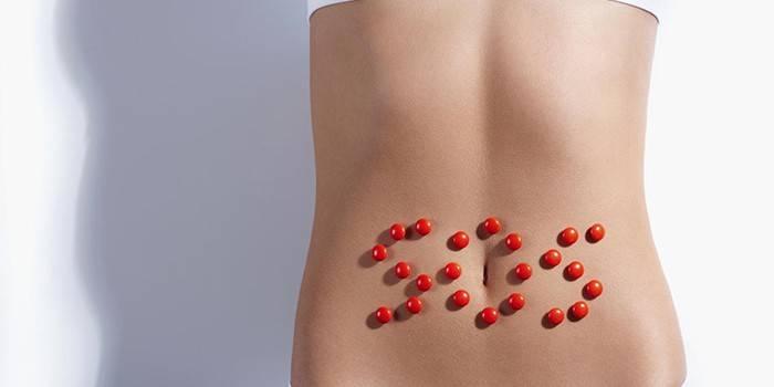 Inscrição de SOS na barriga de uma mulher