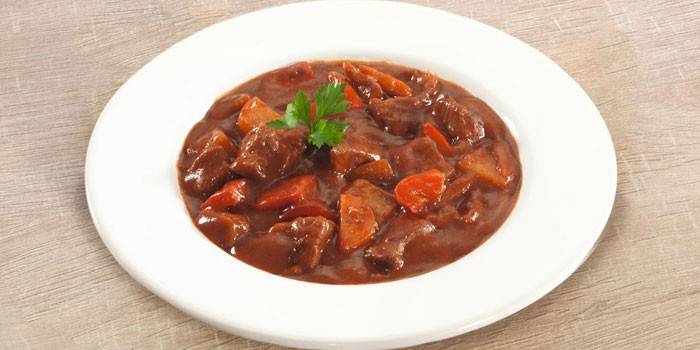 Goulash de carne em um prato