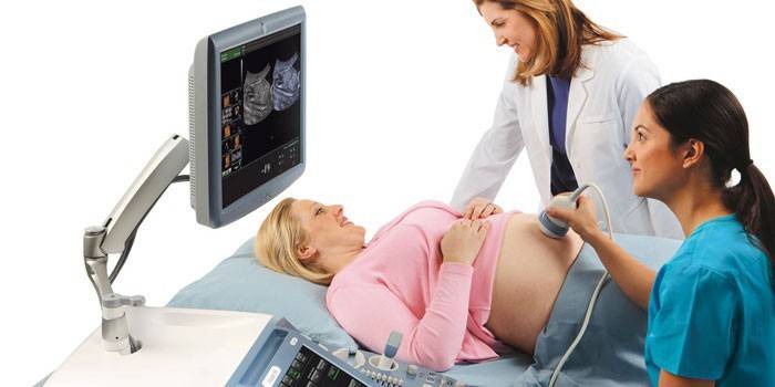 Mujer embarazada haciendo un diagnóstico de ultrasonido