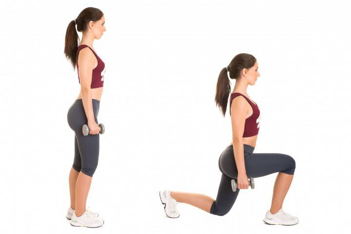 Menina fazendo lunges com halteres