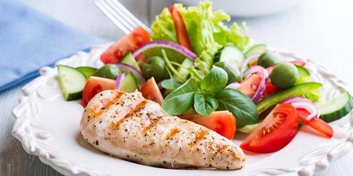 Salada de legumes e frango grelhado em um prato