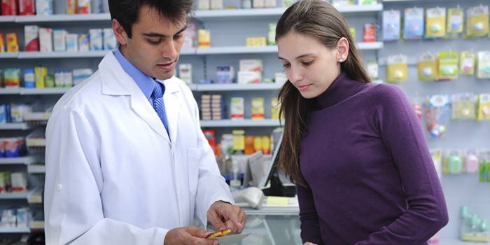 Farmaceuta doradza kupującemu