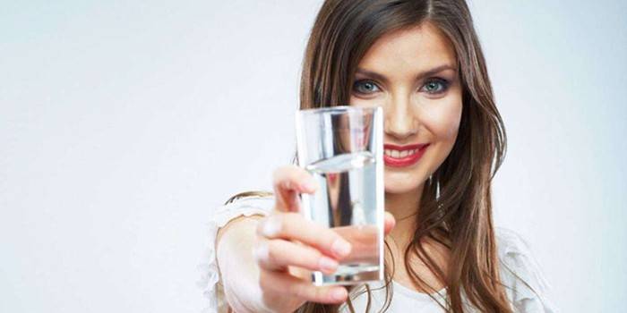Dziewczyna ze szklanką wody w ręku