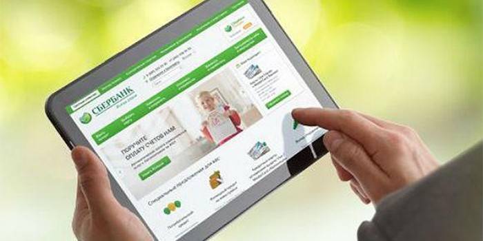 Strona internetowa Sberbank na ekranie tabletu