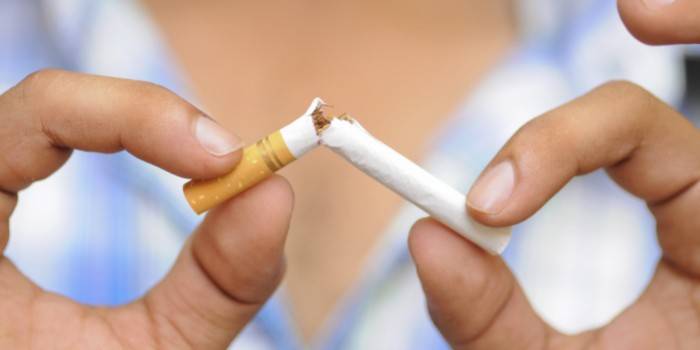 Rozbitá cigareta v rukách dievčaťa
