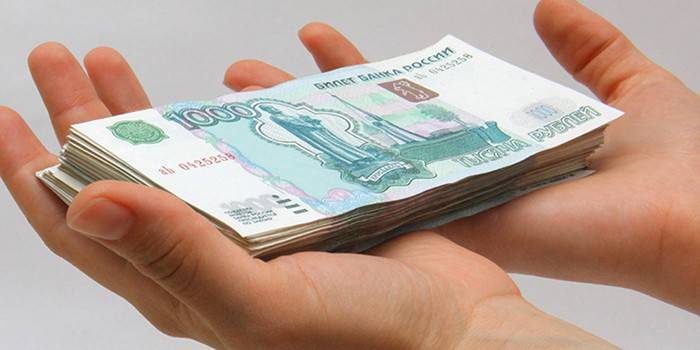 Banknoty na dłoniach