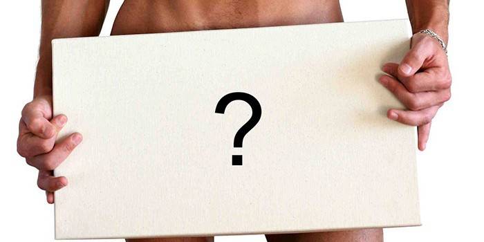 El hombre sostiene un cartel con un signo de interrogación