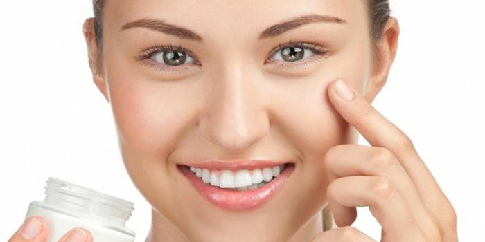 Chica con un tarro de crema en la mano