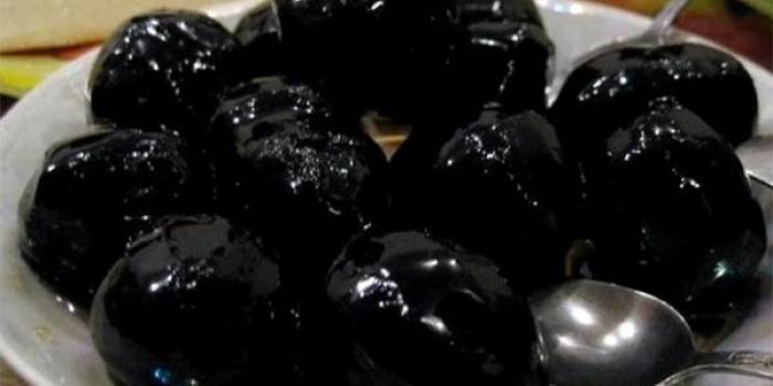 Geléia de noz com chocolate num prato