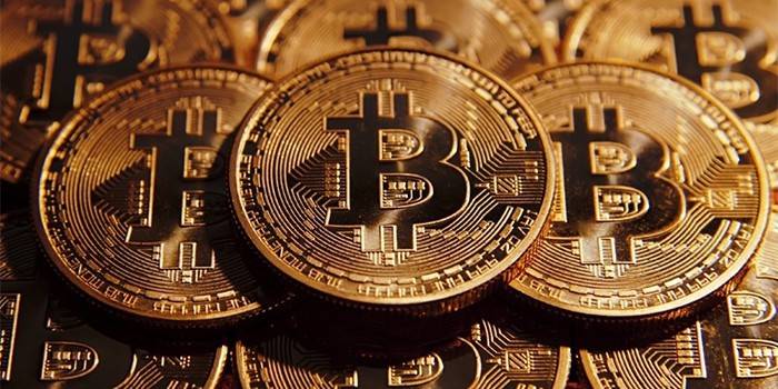 Monety z ikoną Bitcoin