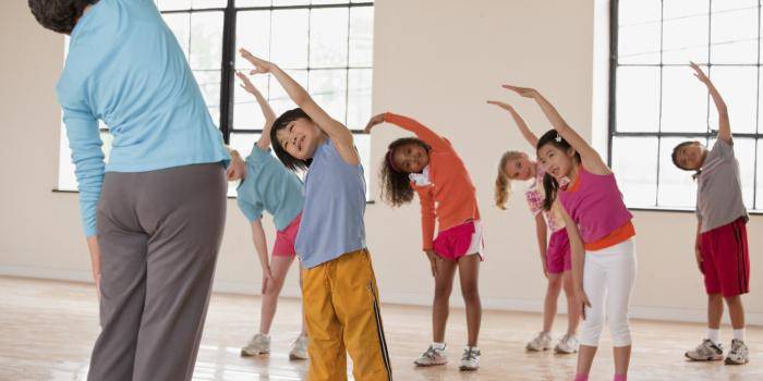 Crianças em uma aula em um grupo de saúde