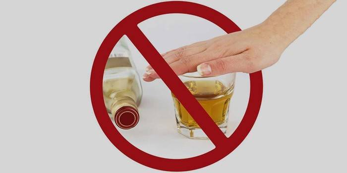 Krížový obraz skla a fľaše s alkoholom