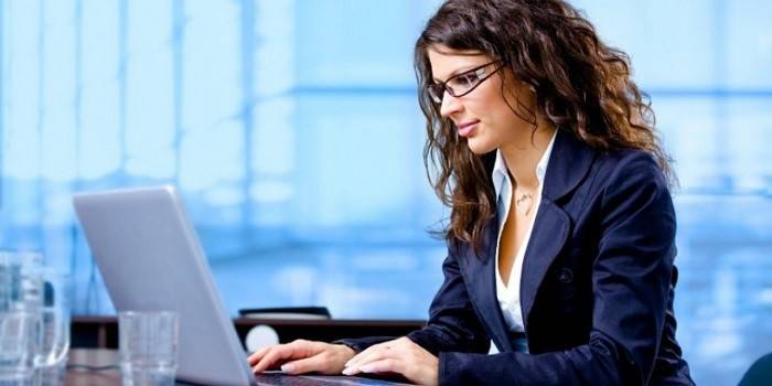Garota trabalha em um laptop