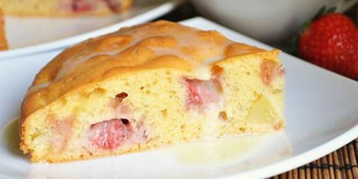 Strawberry Banana Charlotte na tanieri
