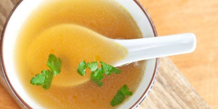 Caldo de pollo en un plato