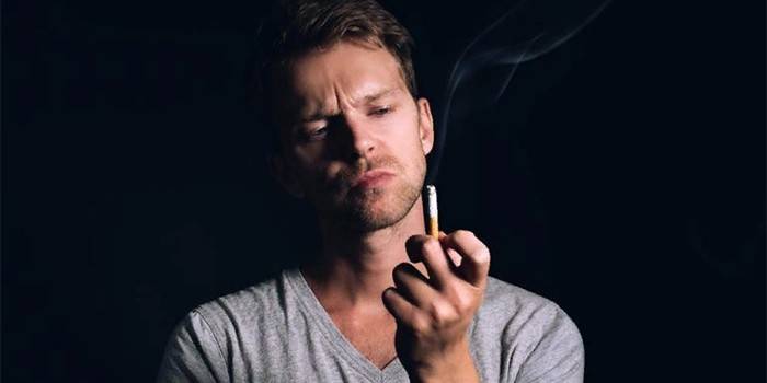 Homem, com, um, cigarro, em, seu, mão