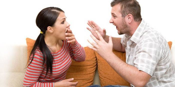Um homem grita com uma mulher