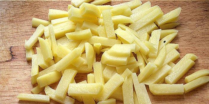 Batatas descascadas e picadas