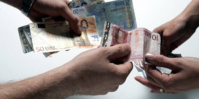 Transfer pieniędzy z ręki do ręki